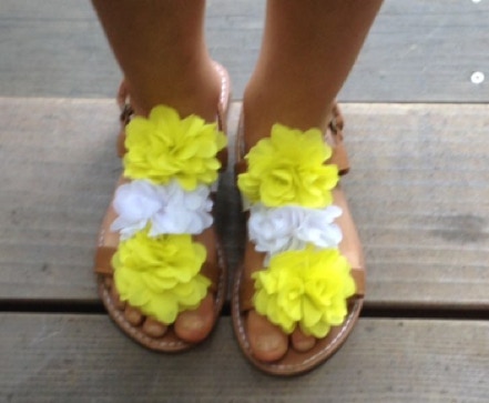 Flowered girls sandals